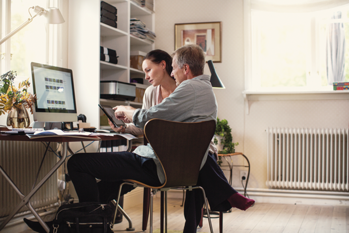 Man en vrouw achter laptop