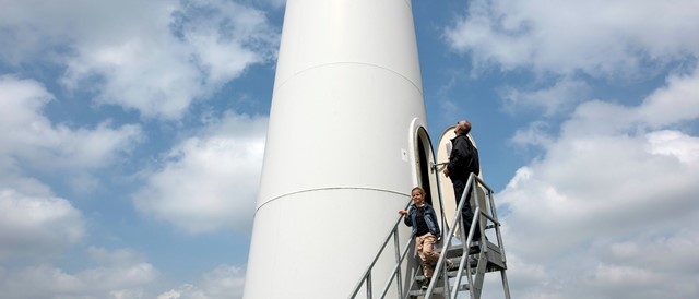 Mensen bij een windmolen | Vattenfall Energie