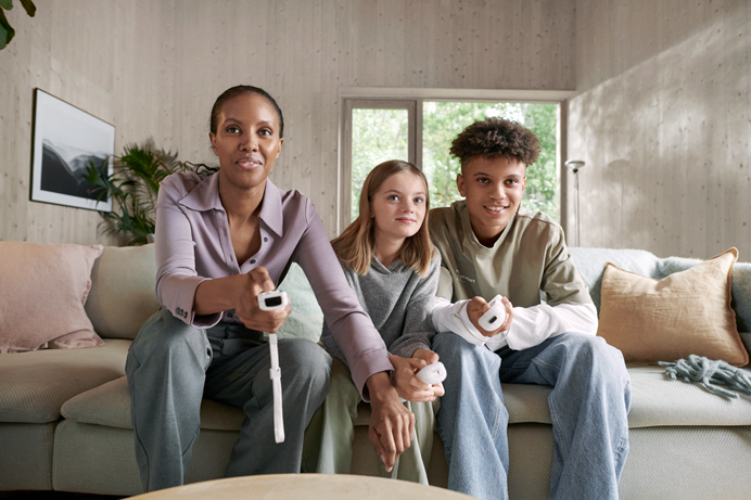 Familie speelt videospelletje op de bank