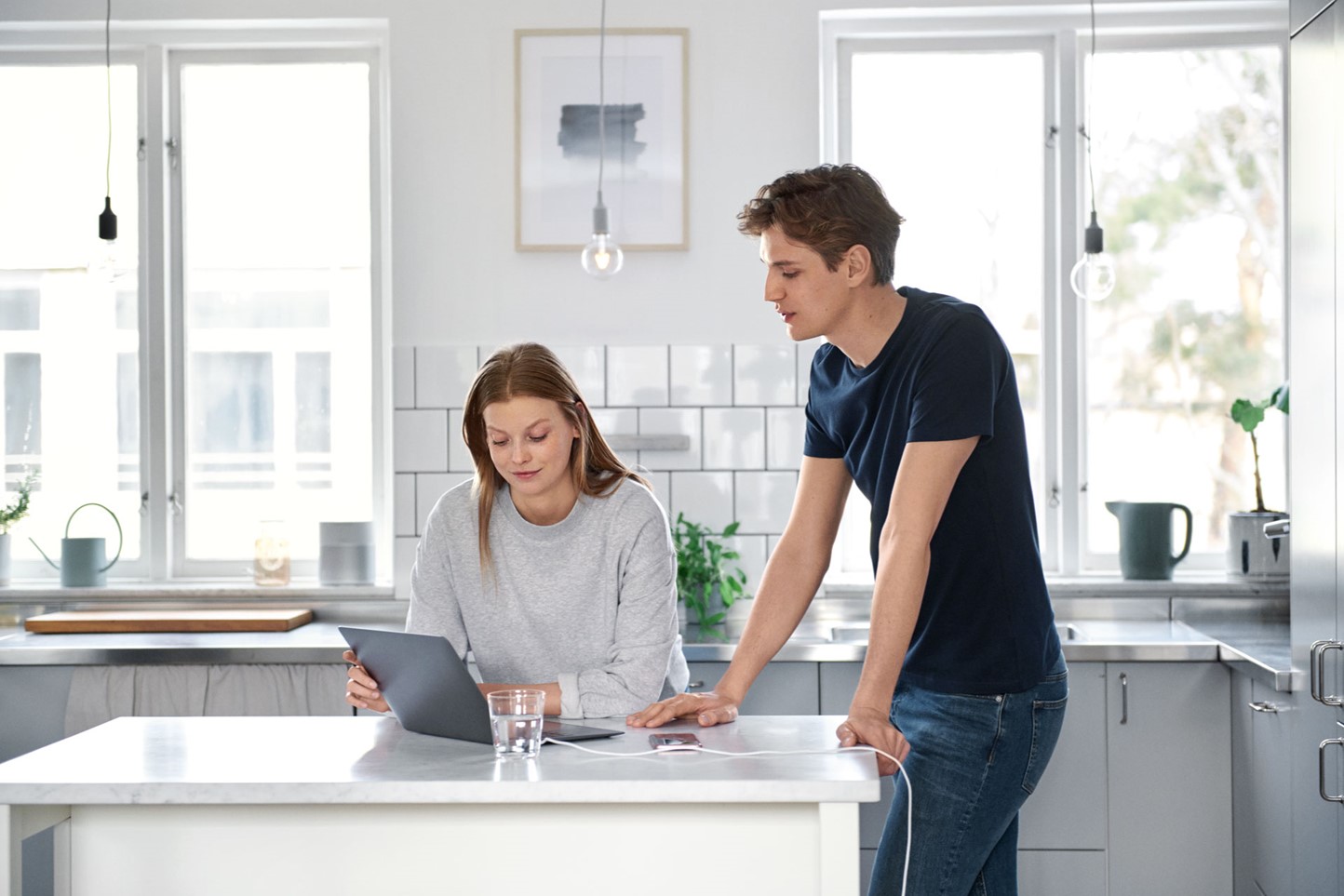 Man en vrouw in de keuken checken eenmanszaak energie