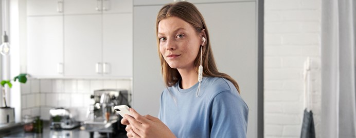 Vrouw met smartphone in de hand - Direct bericht bij afwijkend verbruik met een Seintje