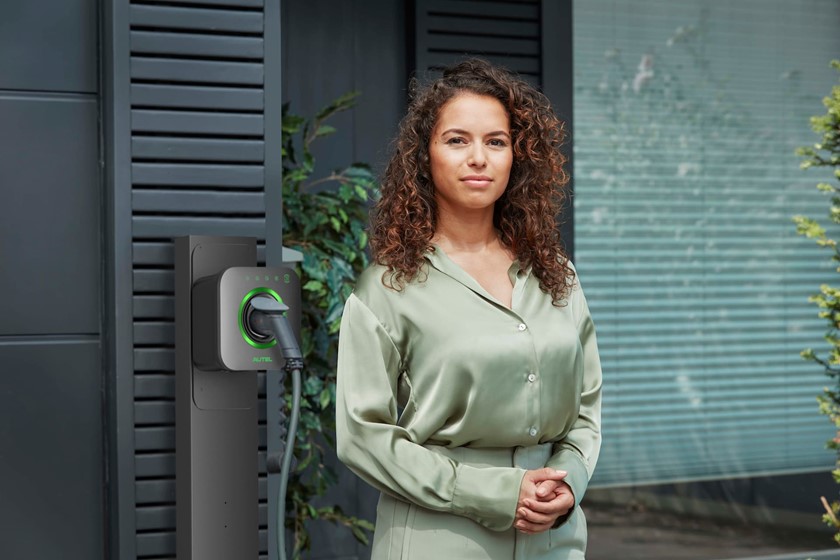 Mevrouw laad auto op met thuis laadpaal