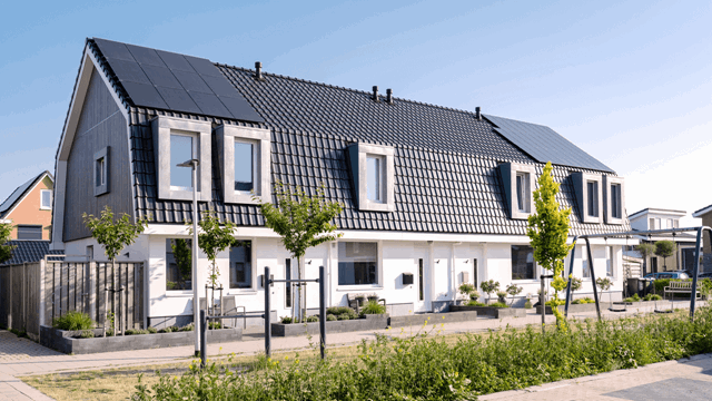 Straat met woningen met zonnepanelen