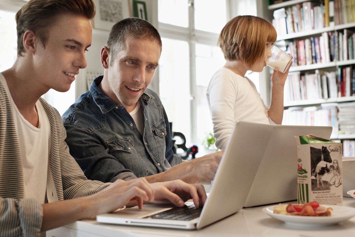 Mannen kijken beide op scherm van een laptop