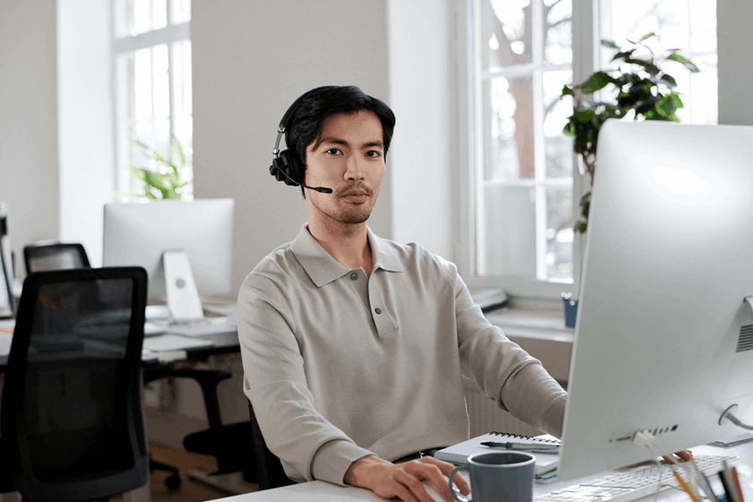 man-aan-bureau-met-headset