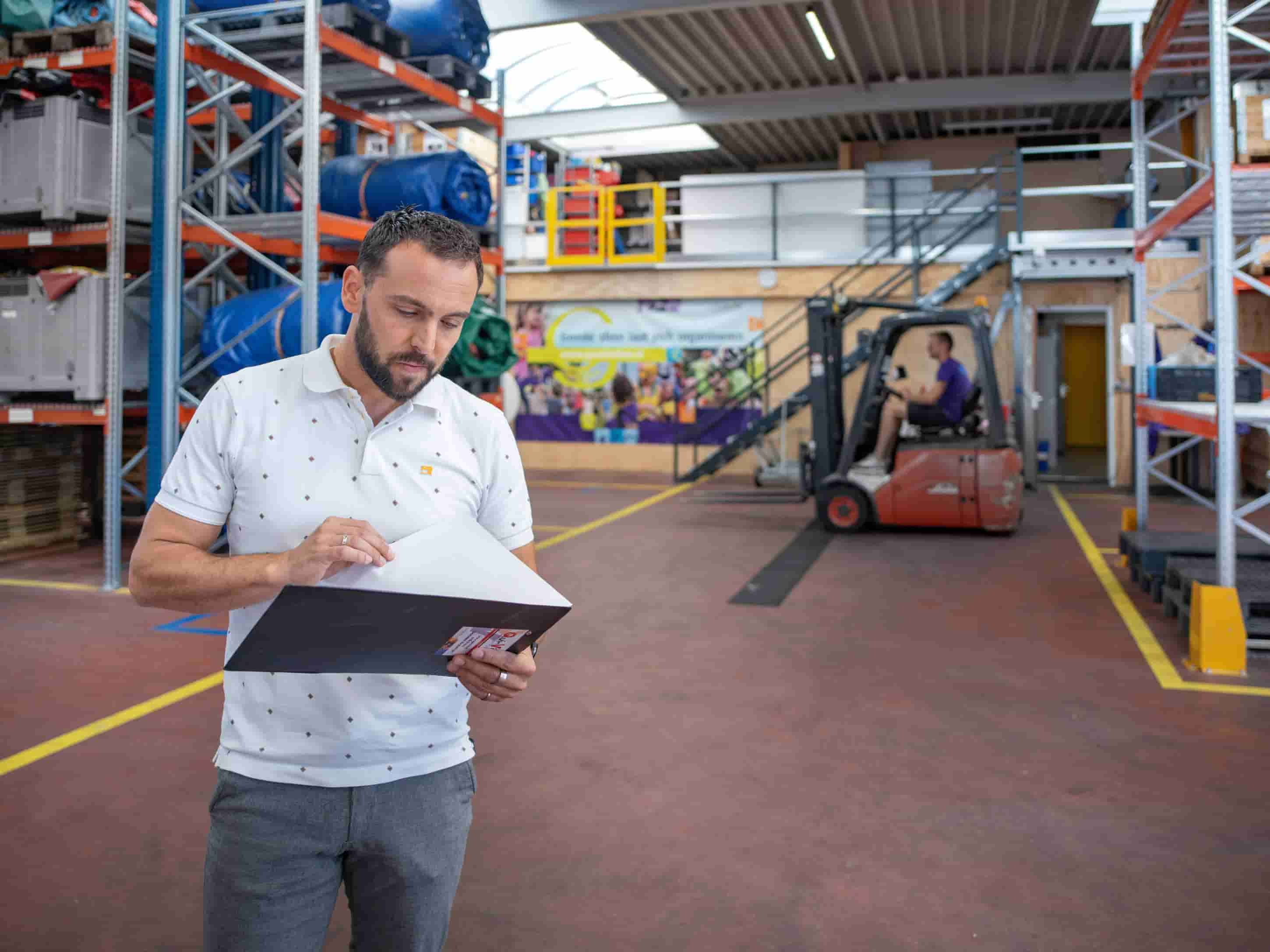 Man checkt in magazijn papieren - Verlaging energiekosten