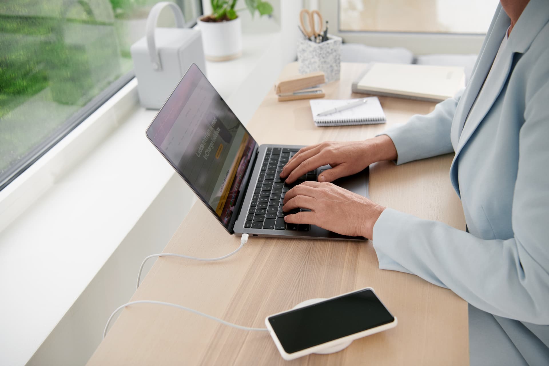 Closeup van een vrouw achter de laptop met rekenmachine bij de hand, op zoek naar subsidie aanvraag