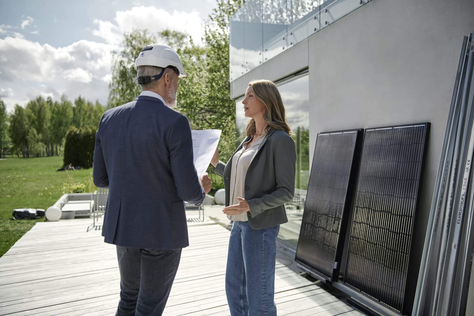 Energie adviseur met witte bouwhelm adviseert vrouw buiten over de Energie-investeringsaftrek