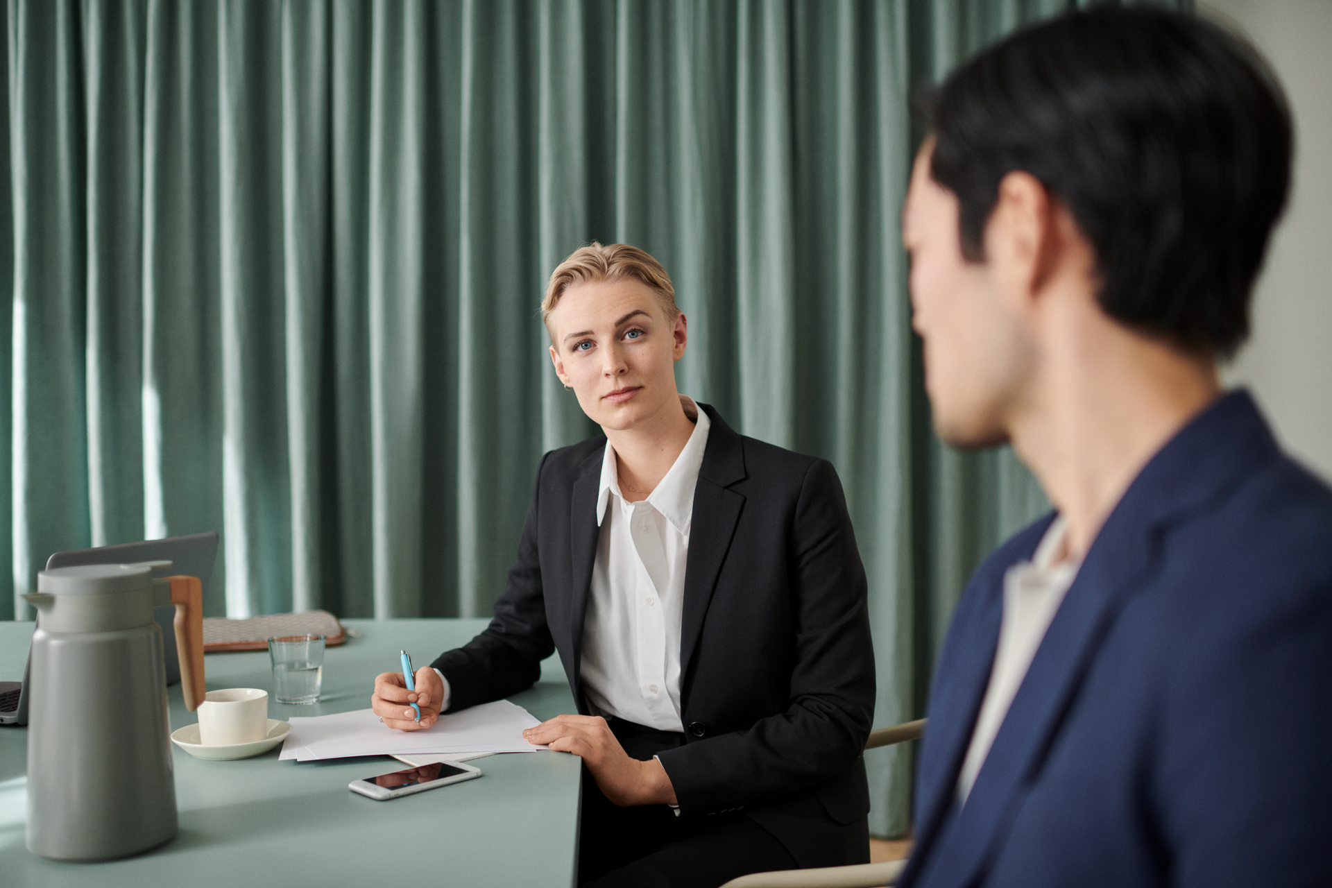 twee-collega's-op-kantoor-in-gesprek