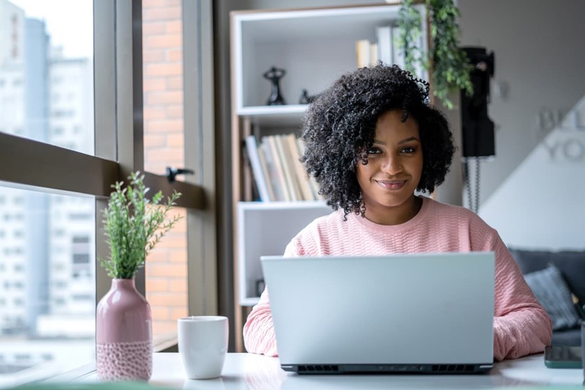 blije werkende vrouw werkt samen met collega's 