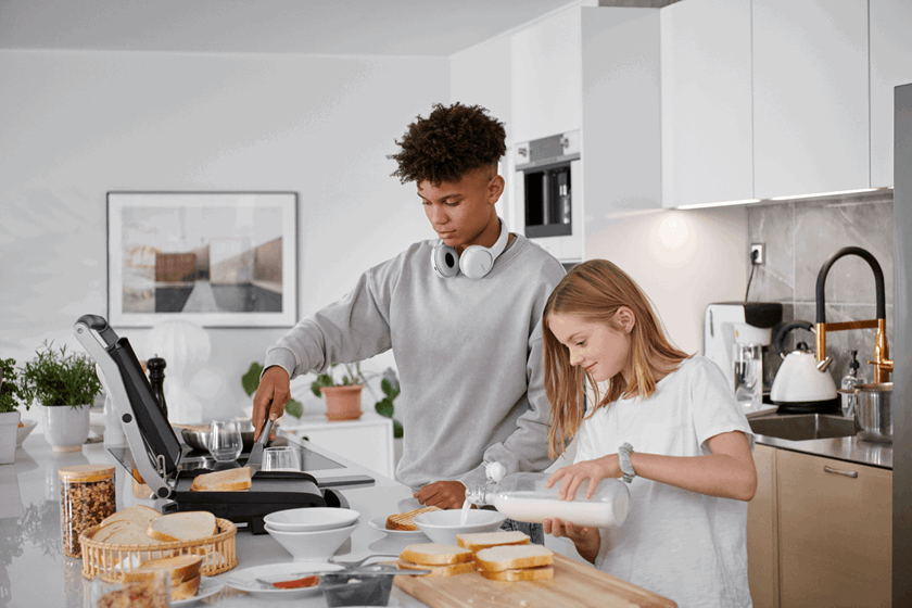 Jongen en meisje in keuken