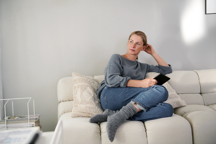 Man zit op stoel met tablet in zijn hand